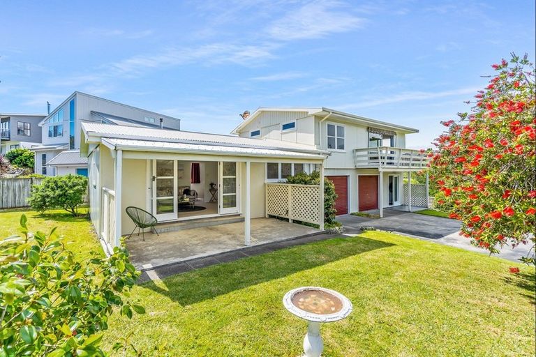 Photo of property in 2 Atua Street, Waikanae Beach, Waikanae, 5036
