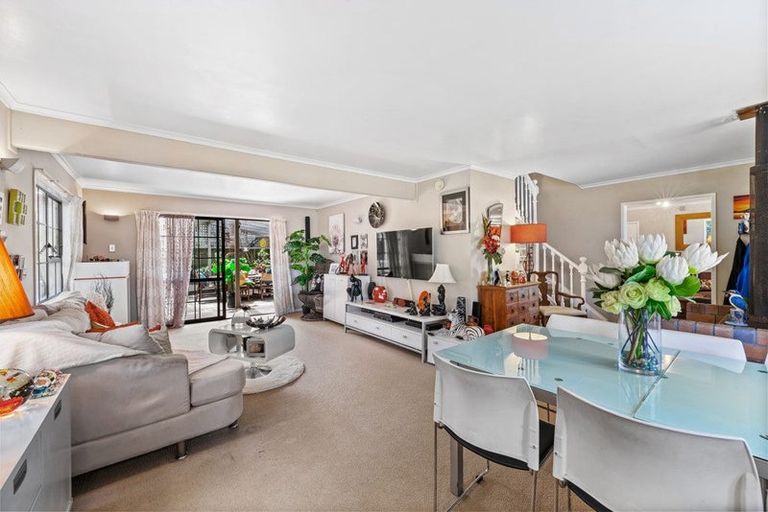 Photo of property in 20 Fitzherbert Avenue, West Harbour, Auckland, 0618