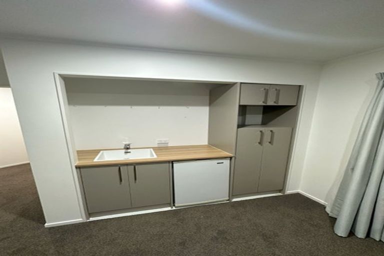 Photo of property in 2 Harbour Lights Close, West Harbour, Auckland, 0618