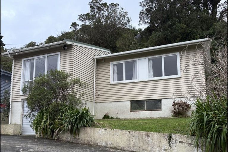 Photo of property in 33 Black Rock Road, Newlands, Wellington, 6037