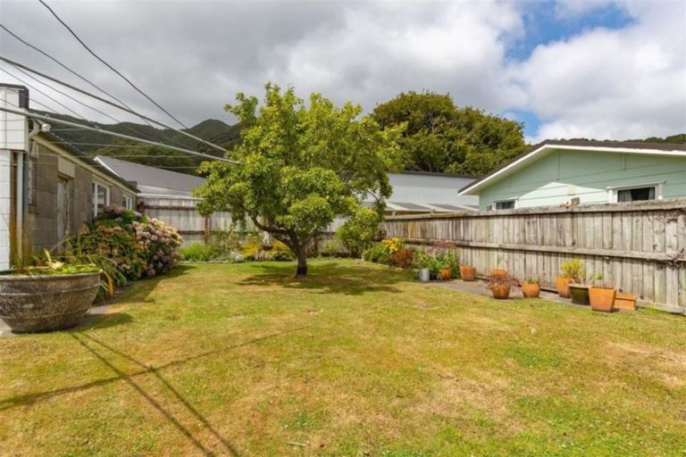 Photo of property in 5 Freyberg Street, Waterloo, Lower Hutt, 5011