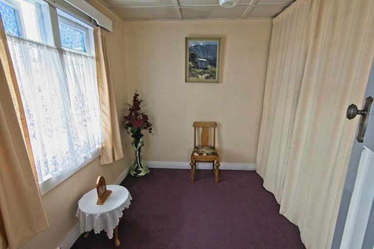 Photo of property in 22 Russell Street, Westport, 7825