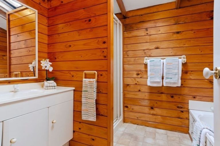 Photo of property in 1/4 Fernlea Rise, Bayview, Auckland, 0629