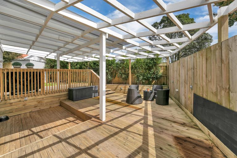 Photo of property in 2/77 Atkinson Road, Titirangi, Auckland, 0604