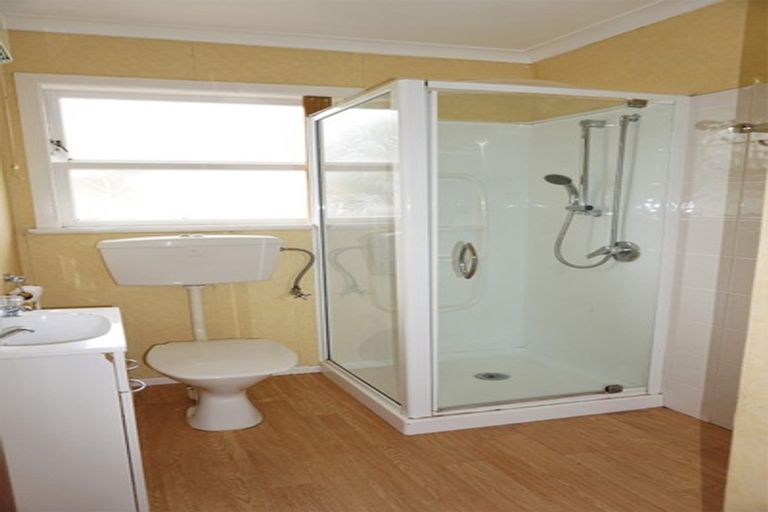 Photo of property in 32 Queenwood Road, Levin, 5510