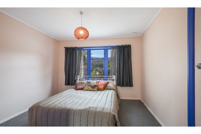 Photo of property in 27 Amundsen Grove, Stokes Valley, Lower Hutt, 5019