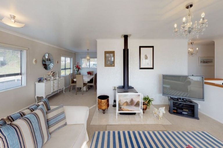 Photo of property in 2 Leo Place, Kawaha Point, Rotorua, 3010