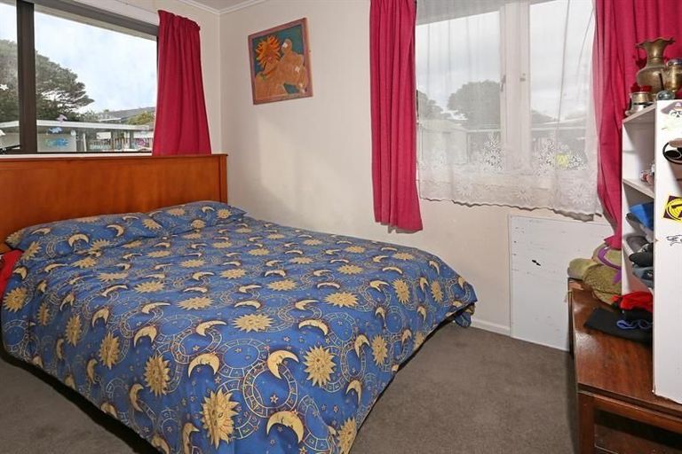 Photo of property in 6 Kirrie Avenue, Te Atatu South, Auckland, 0610