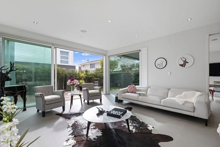 Photo of property in 19a Montgomery Avenue, Rothesay Bay, Auckland, 0630