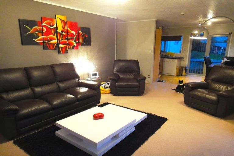 Photo of property in 1/15 Theban Place, Totara Vale, Auckland, 0629