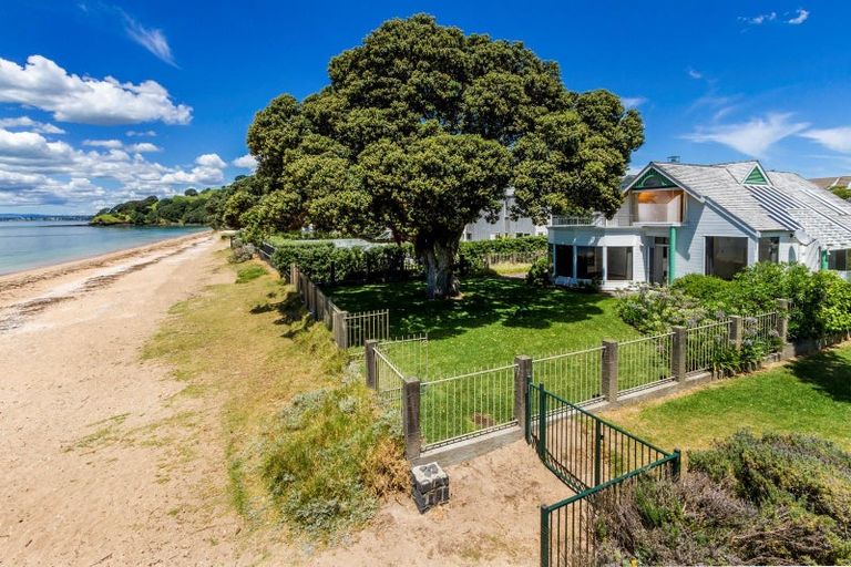 Photo of property in 30 Oxford Terrace, Coromandel, 3506