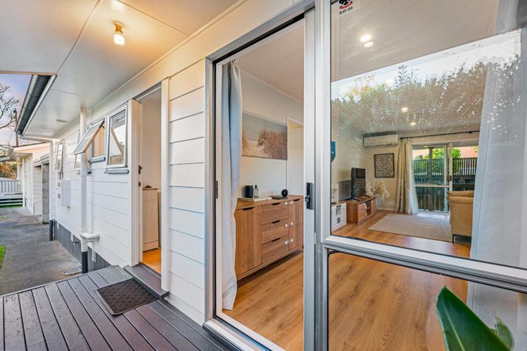 Photo of property in 92b Beach Road, Te Atatu Peninsula, Auckland, 0610
