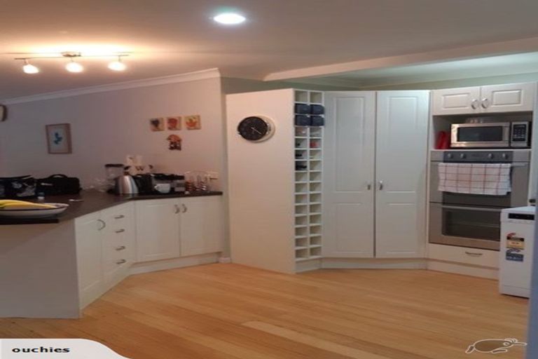 Photo of property in 18 Mountain Road, Henderson Valley, Auckland, 0612