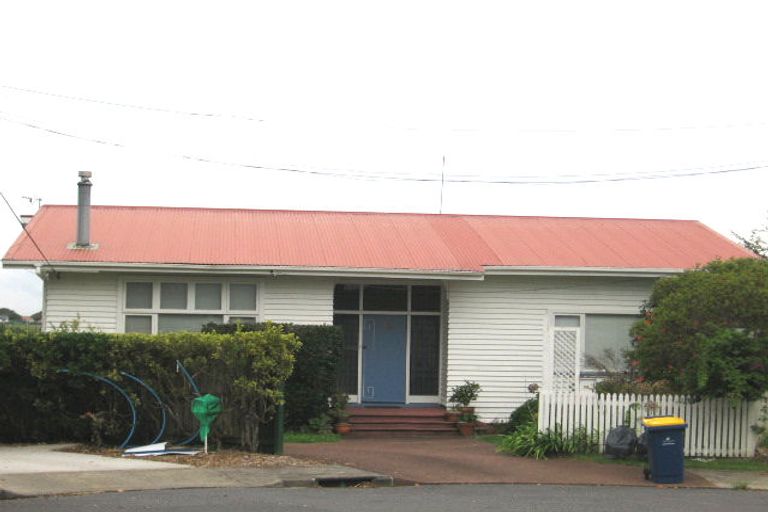 Photo of property in 75 Buscomb Avenue, Henderson, Auckland, 0610