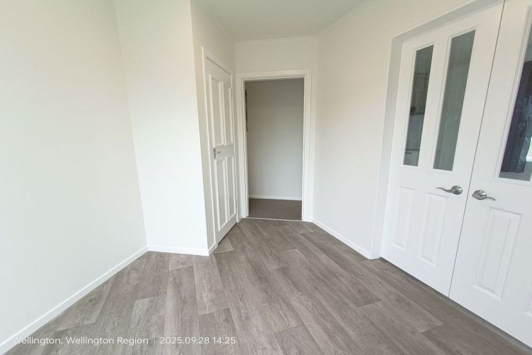 Photo of property in 35 Kenmore Street, Newlands, Wellington, 6037