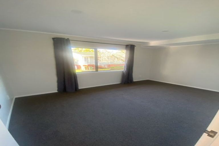 Photo of property in 1/16 Manapouri Place, Pakuranga Heights, Auckland, 2010