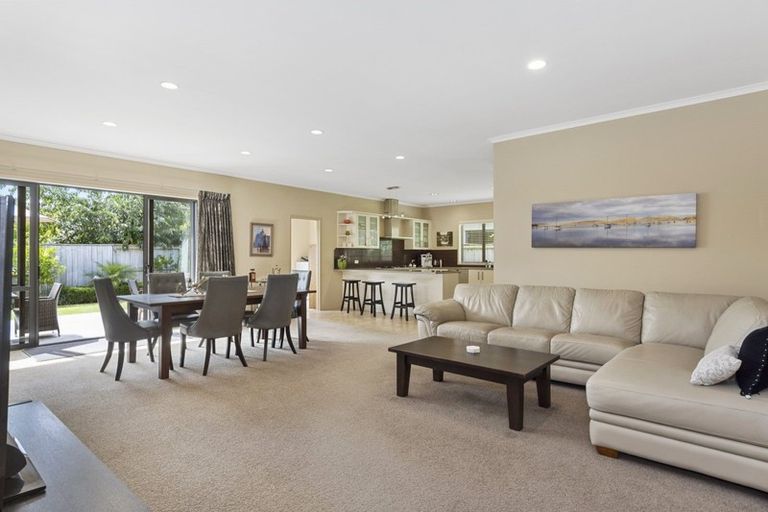 Photo of property in 10 Piha Close, Papamoa Beach, Papamoa, 3118