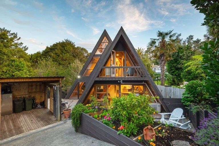 Photo of property in 1/5 Glenbush Place, Birkenhead, Auckland, 0626