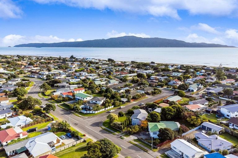 Photo of property in 37 Te Kupe Road, Paraparaumu Beach, Paraparaumu, 5032