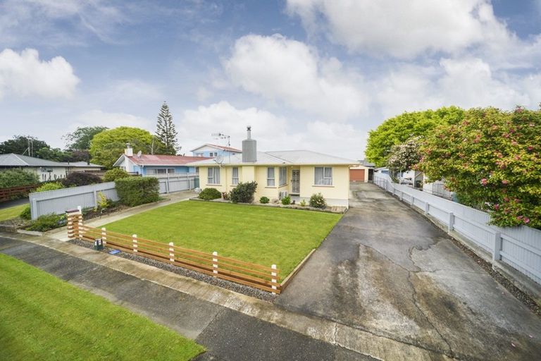 Photo of property in 19 Piper Place, Roslyn, Palmerston North, 4414