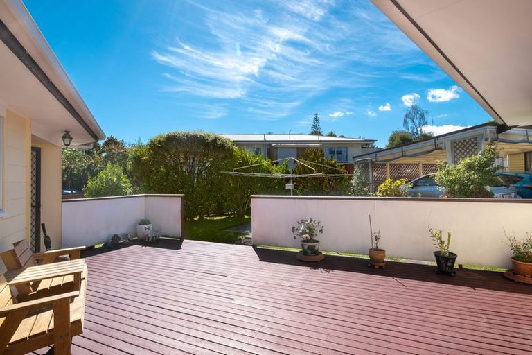Photo of property in 6 Pankhurst Place, Sunnyvale, Auckland, 0612
