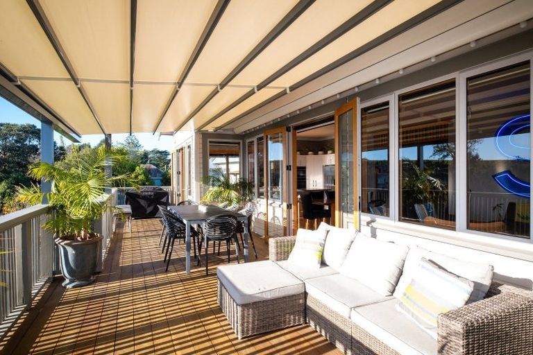 Photo of property in 11 Lawrence Road, Hospital Hill, Napier, 4110