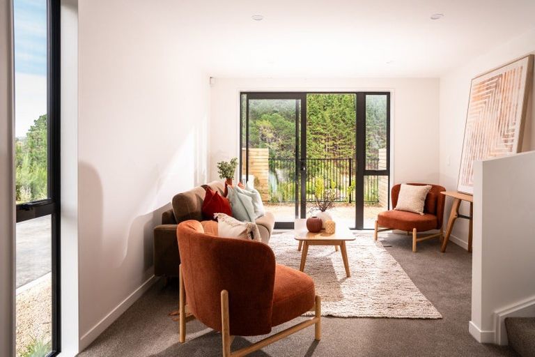 Photo of property in 90 Ara Paiwhenua, Tawa, Wellington, 5028