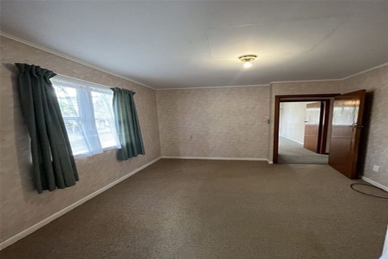 Photo of property in 1 Rewarewa Road, Te Atatu Peninsula, Auckland, 0610
