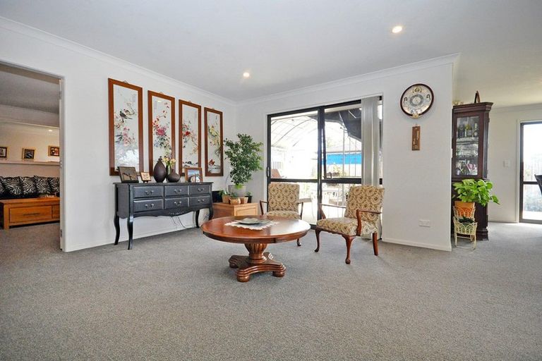 Photo of property in 17 Dumas Place, Rosehill, Papakura, 2113