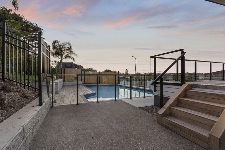 Photo of property in 1 Rangitoto View Road, Cockle Bay, Auckland, 2014