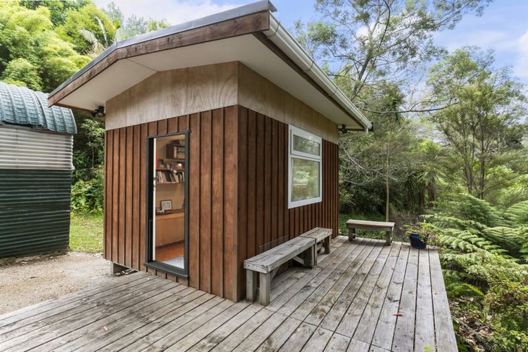 Photo of property in 126 Candia Road, Henderson Valley, Auckland, 0614