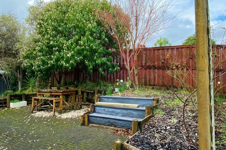 Photo of property in 4 Alma Street, Te Atatu South, Auckland, 0610