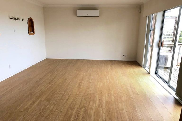 Photo of property in 2/205 Onewa Road, Birkenhead, Auckland, 0626