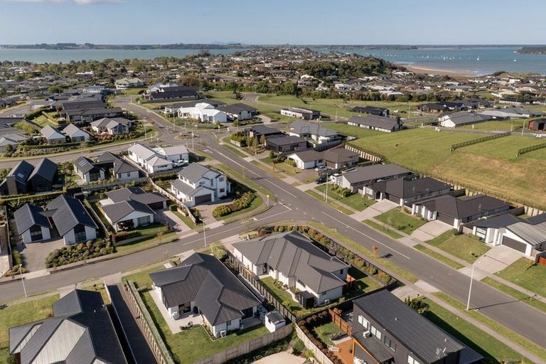 Photo of property in 1 Anglers Way, Omokoroa, 3114