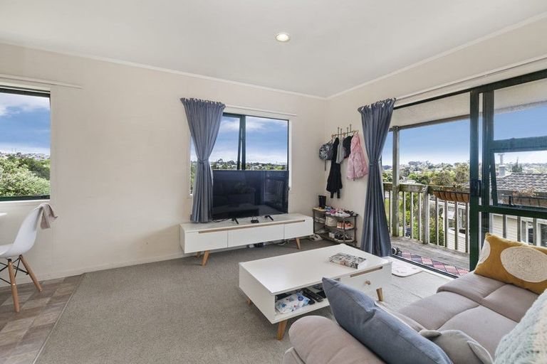 Photo of property in 10 Totaravale Drive, Totara Vale, Auckland, 0629