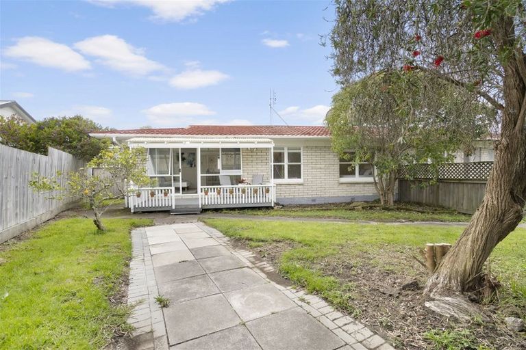 Photo of property in 1/13 Wykeham Place, Glenfield, Auckland, 0629