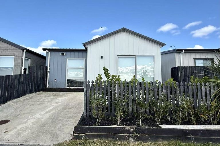 Photo of property in 35 Red Hills Road, Massey, Auckland, 0614