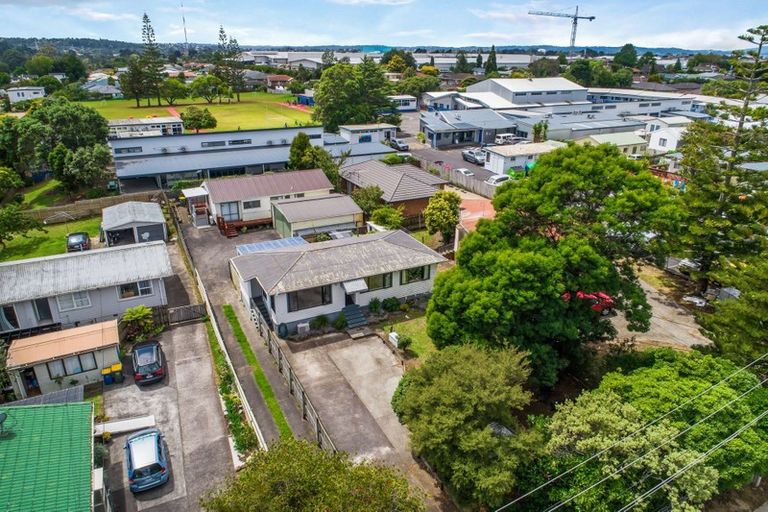 Photo of property in 37 Pomaria Road, Henderson, Auckland, 0610