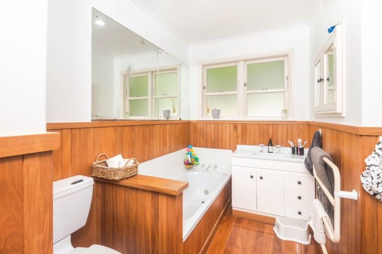 Photo of property in 41 Sunrise Boulevard, Tawa, Wellington, 5028