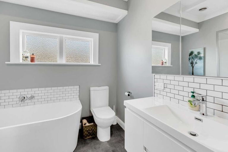 Photo of property in 56 Queenwood Road, Levin, 5510