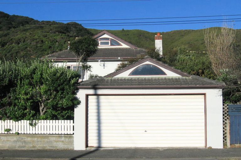 Photo of property in 27 Pukatea Street, Eastbourne, Lower Hutt, 5013