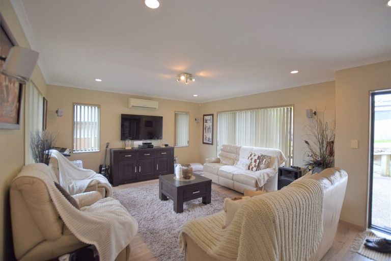 Photo of property in 24 View Ridge Drive, Ranui, Auckland, 0612