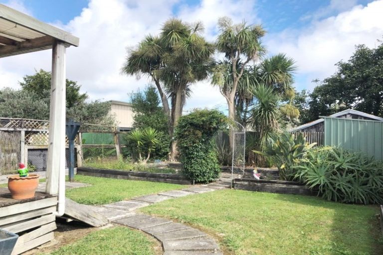 Photo of property in 19 Karaka Crescent, Levin, 5510