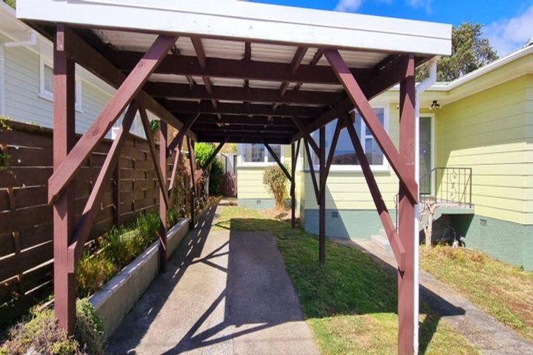Photo of property in 4 Beverley Grove, Paparangi, Wellington, 6037