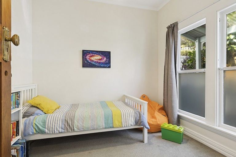 Photo of property in 33 Edinburgh Terrace, Berhampore, Wellington, 6023