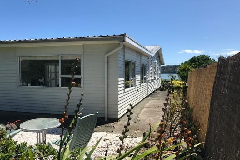 Photo of property in 69 Kiwi Esplanade, Mangere Bridge, Auckland, 2022