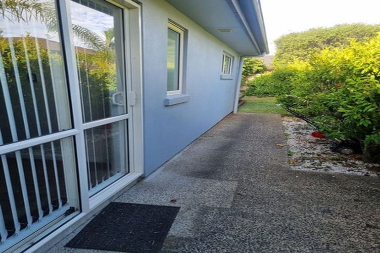 Photo of property in 7 Harrowglen Drive, Northcross, Auckland, 0632