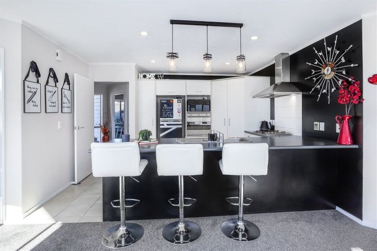 Photo of property in 3 Tararua Close, Aotea, Porirua, 5024