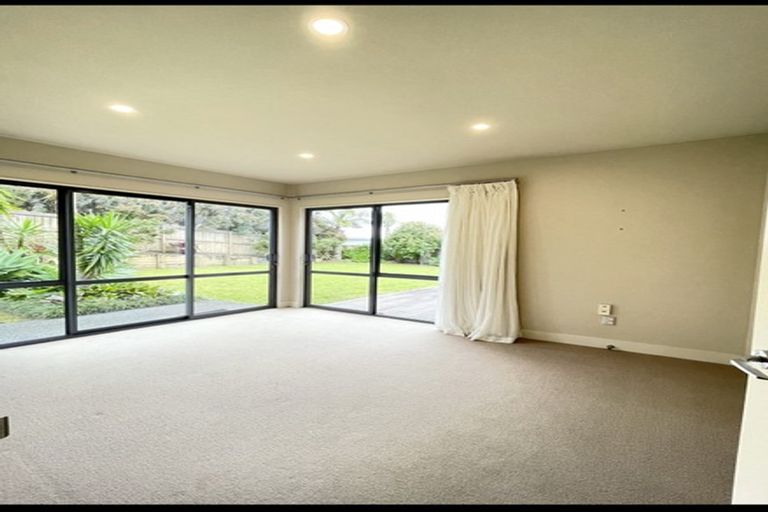 Photo of property in 10 Rangi Avenue, Schnapper Rock, Auckland, 0632
