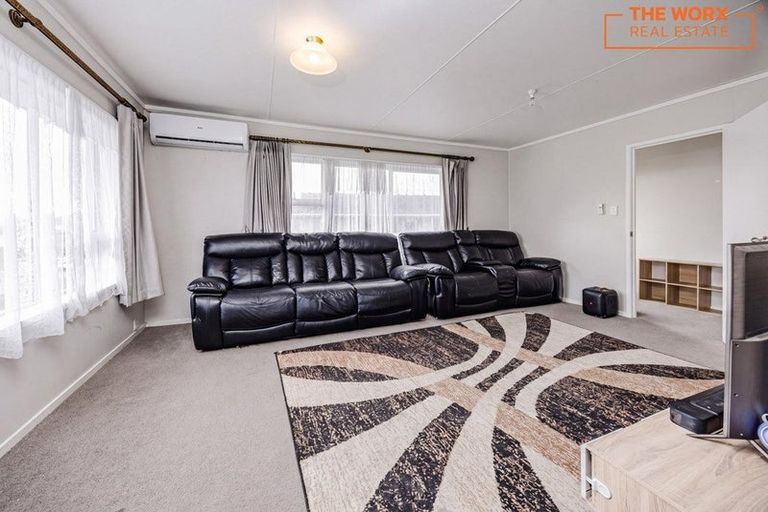 Photo of property in 16 Frobisher Way, Clendon Park, Auckland, 2103